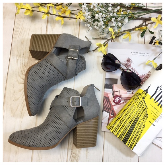 Shoes - ❗️LAST PAIR❗️ Gray buckle bootie